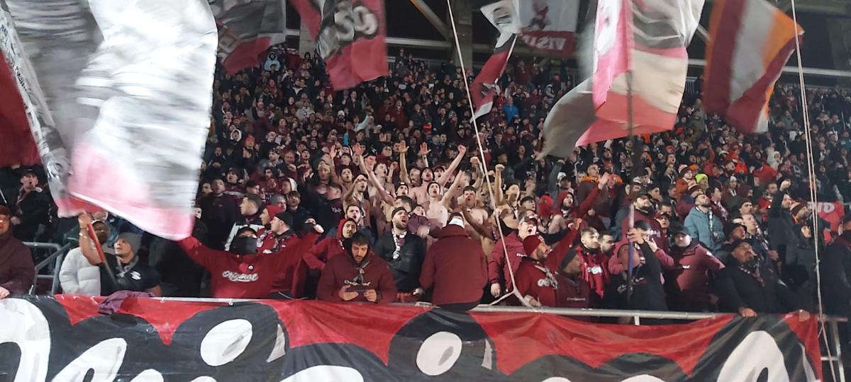 Pasiunea pentru fotbal n-are vârstă! Doi copilași au venit din Suceava pentru a vedea derby-ul Dinamo - Rapid