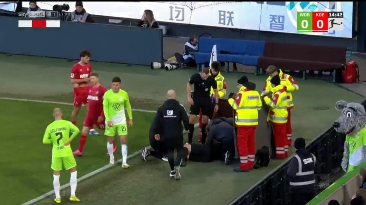 Moment bizar la Wolfsburg - Koln » Ce a urmat, după ce arbitrul asistent a fost făcut KO: „Situația deja devine ciudată”