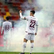 Cristian Săpunaru / Dinamo - Rapid, întrerupt 2 minute și 50 de secunde pentru o „rachetă” aruncată pe teren (foto: Raed Krishan/GSP)