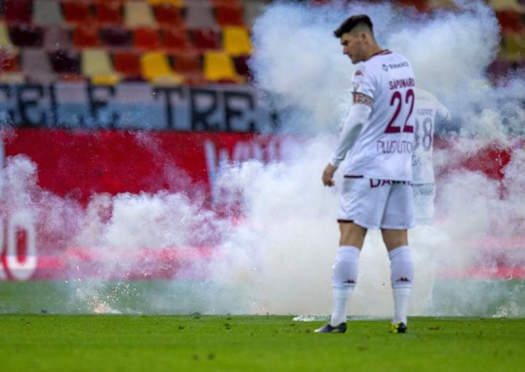 Cristian Săpunaru / Dinamo - Rapid, întrerupt 2 minute și 50 de secunde pentru o „rachetă” aruncată pe teren (foto: Raed Krishan/GSP)