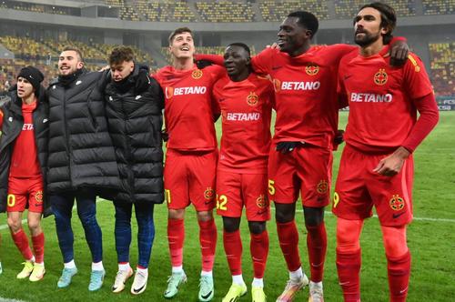 Deși e trecut pe linie moartă la FCSB, Andrea Compagno (numărul 9) continuă să aibă simpatizanți în fotbalul românesc. Adrian Mititelu, fostul lui patron de la FCU Craiova, spune despre italian că e cel mai bun atacant din Superliga.