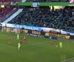 Moment bizar la Wolfsburg - Koln » Ce a urmat, după ce arbitrul asistent a fost făcut KO: „Situația deja devine ciudată”