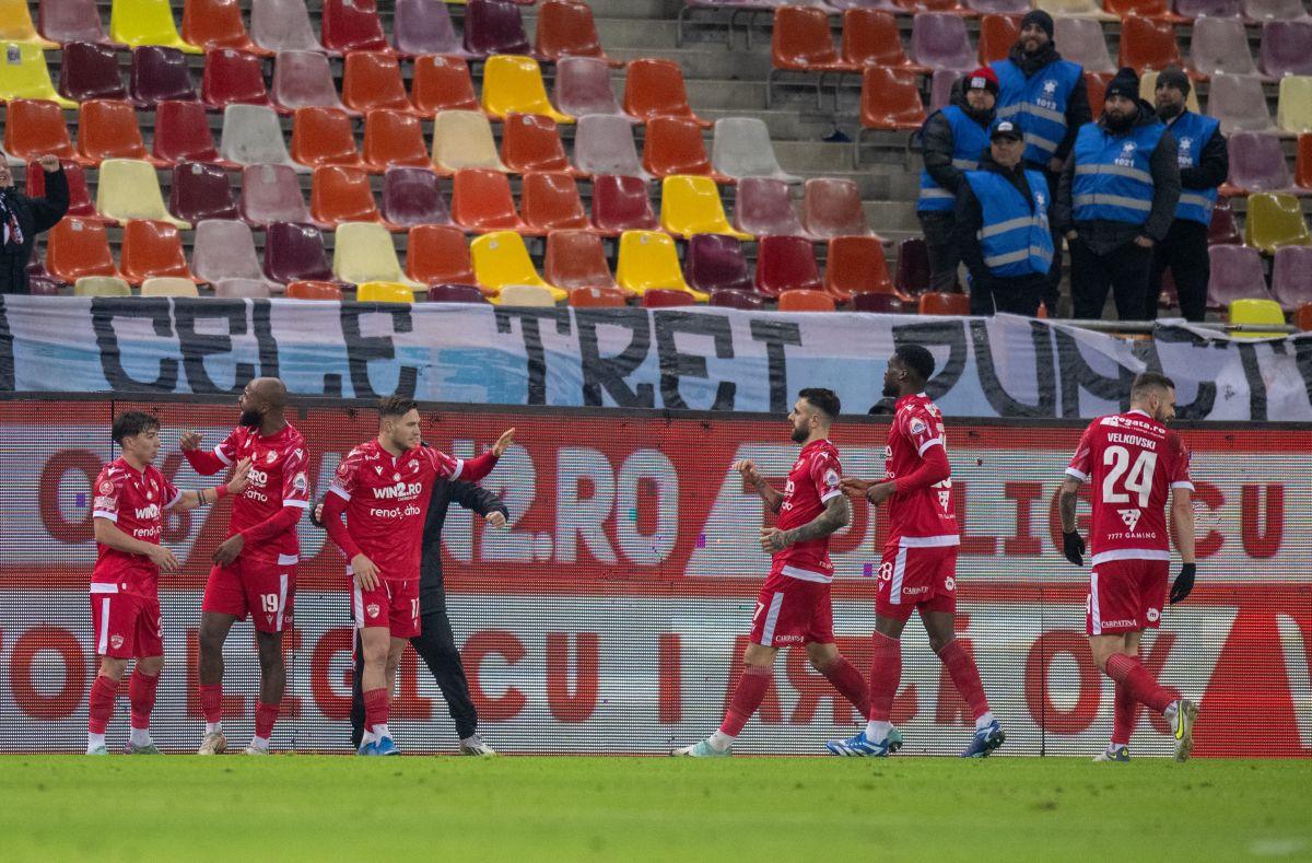 Rapid a cerut 2 penalty-uri în repriza secundă a derby-ului cu Dinamo » Daniel Niculae și-a făcut cruce când a văzut deciziile lui Găman și Hațegan