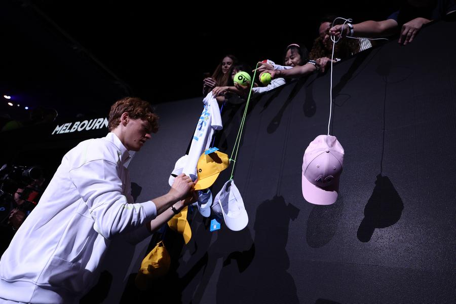 Jannik Sinner semnând autografe FOTO Guliver/GettyImages Jannik Sinner, un interviu altfel pentru L’Equipe Magazine: „Rețelele de socializare nu sunt viața reală!”