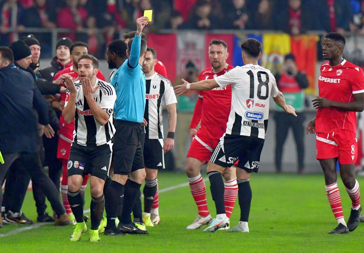 Incidente la Dinamo - U Cluj. Au aruncat cu obiecte în teren