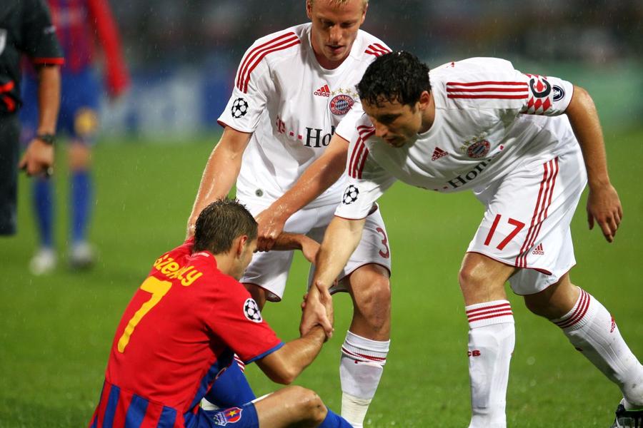 Roș-albaștrii au dat lupte grele cu vedetele lui Bayern pe terenul moale din Ghencea / FOTO: Arhivă GSP Doar FCSB, doar Gigi Becali! Rivalele privesc cu jind: roș-albaștrii, singurii care aduc „crema” Europei la București » United, pe lista marilor brand-uri înfruntate în ultimii 20 de ani