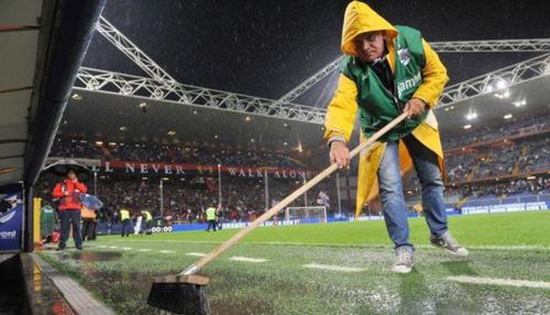 Așa ajunge să arate terenul stadionului Luigi Ferraris atunci când plouă torențial pentru o perioadă mai lungă