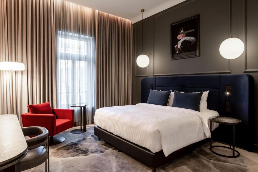 Așa arată una dintre camerele cele mai luxoase de la Marmorosch Hotel Manchester United închide centrul Capitalei înaintea meciului cu FCSB! Cât costă o cameră la hotelul-surpriză ales de englezi pentru sejurul-blitz de la București