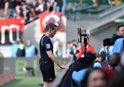 Arbitrul reanalizează faza după intervenția VAR / Foto: Imago