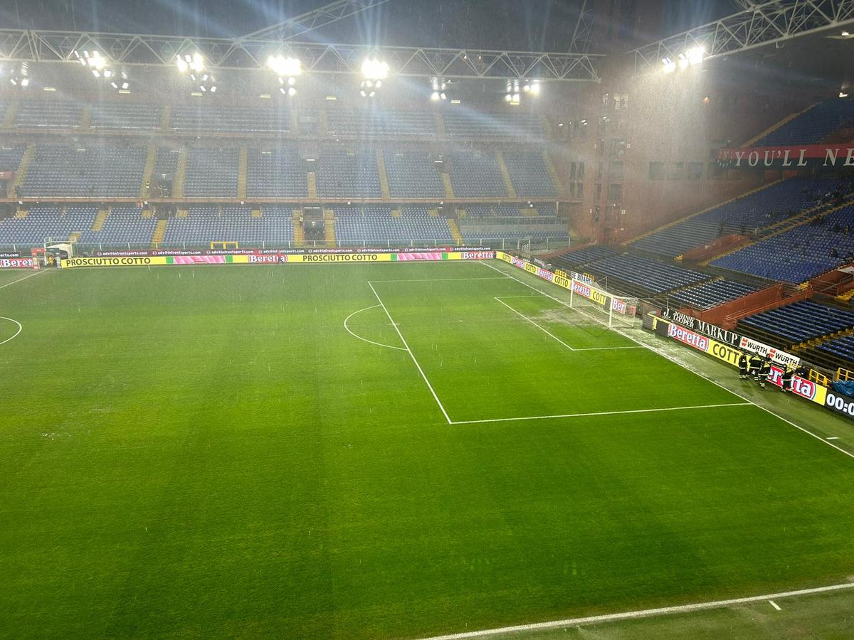 Terenul plin de bălți pe Luigi Ferraris, cu o oră și jumătate înaintea startului partidei Genoa - Monza