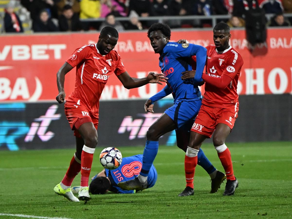 UTA - FCSB 0-1 » Szabolcs Kovacs îi ajută pe roș-albaștri să egaleze liderul! Meci decis de un penalty inventat