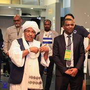Muhammad Ibrahim Al-Aliqi, directorul sportiv al echipei Al-Hilal Omdurman, a împărțit bani jucătorilor, chiar în vestiar / foto: Facebook