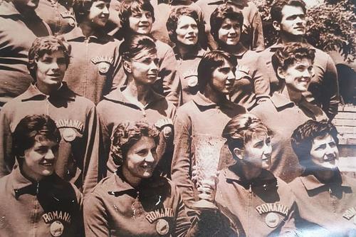 Constanța Dumitrescu (rândul 2, ultima din dreapta), campioană mondială în 1962, a decedat la 89 de ani/Foto: frh.ro