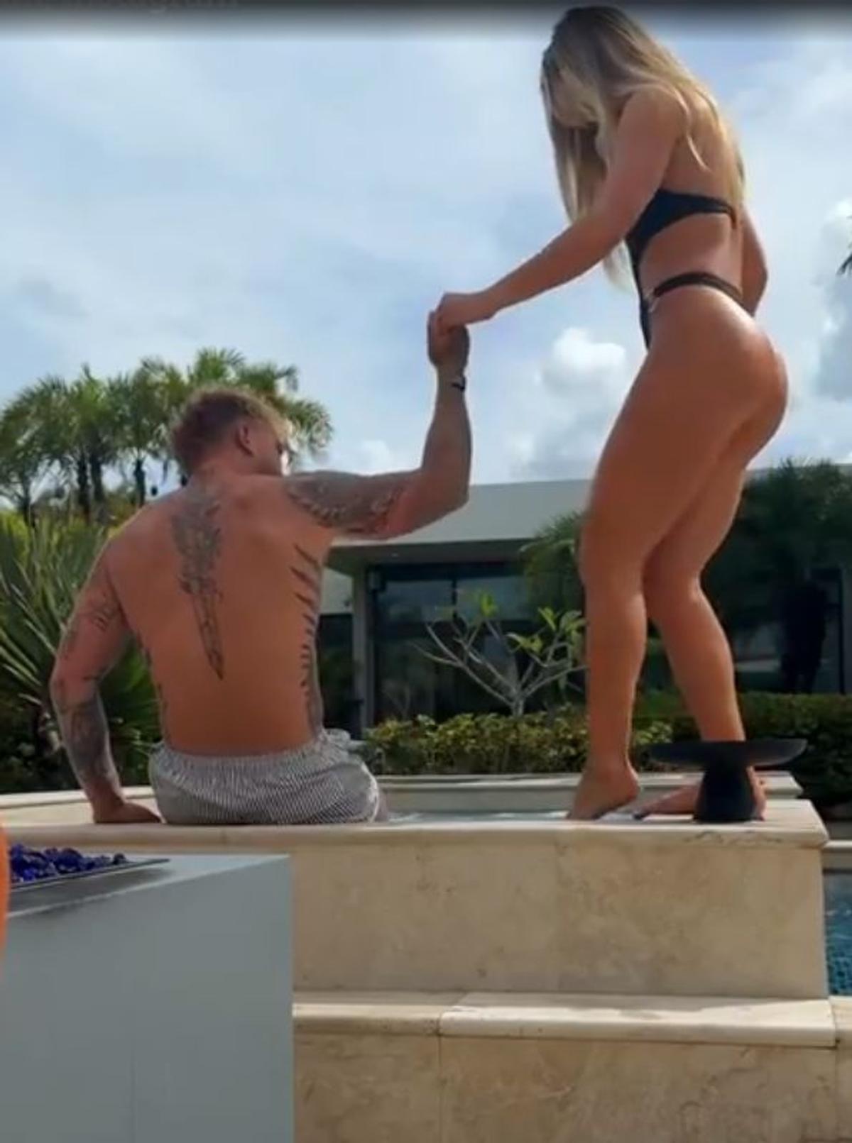 Și-a etalat corpul perfect pe marginea piscinei, înaintea Jocurilor Olimpice de iarnă: „Ne vedem la Milano”
