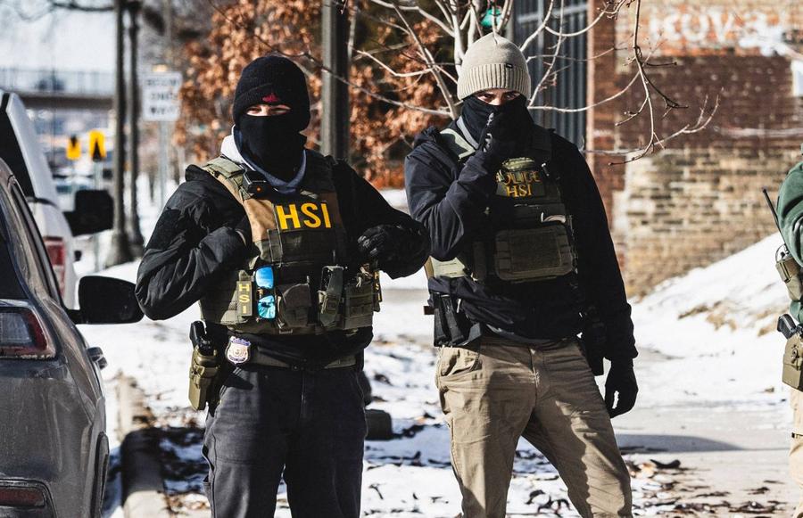 Agenți ICE / Foto: Imago Images ICE, ice, ragazza!