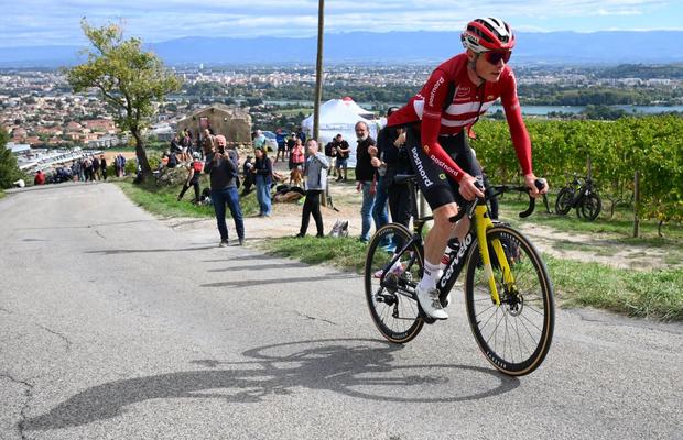 Jonas Vingegaard a căzut la antrenament după ce a fost urmărit de un fan, dar altcineva îl acuză: „Poți fi profesionist, dar poți fi și umil”