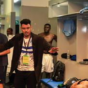 Muhammad Ibrahim Al-Aliqi, directorul sportiv al echipei Al-Hilal Omdurman, a împărțit bani jucătorilor, chiar în vestiar / foto: Facebook