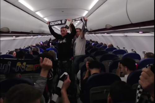 Fanii lui U-BT Cluj-Napoca au cântat imnul lui „U” în avion, în cursa spre Barcelona/Foto: captură Facebook (U-BT Cluj-Napoca)