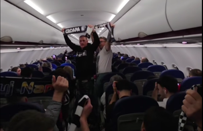 „Stimați pasageri, vă vorbește comandantul” » Fanii lui U-BT Cluj-Napoca au făcut spectacol în avion, înaintea unui meci crucial pentru alb-negri