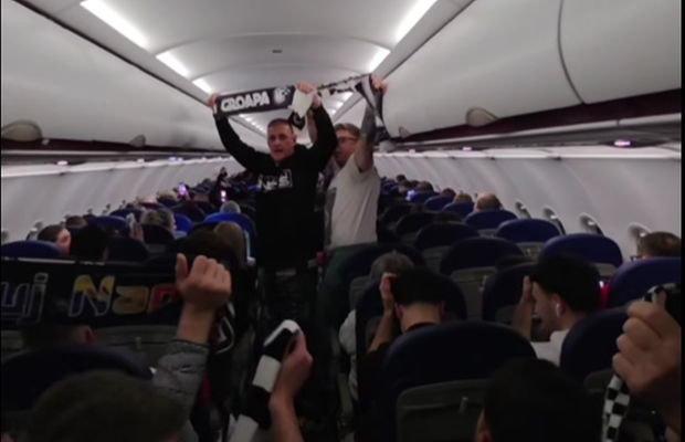„Stimați pasageri, vă vorbește comandantul” » Fanii lui U-BT Cluj-Napoca au făcut spectacol în avion, înaintea unui meci crucial pentru alb-negri
