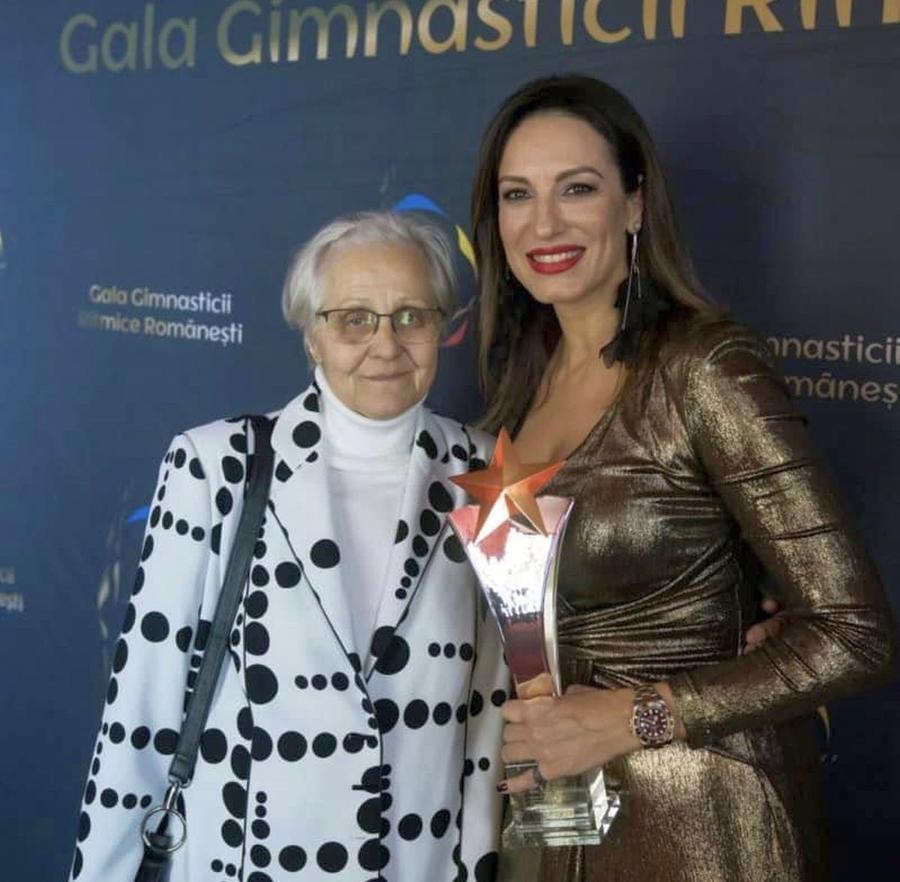 Maria Gîrbă, în stânga, alături de președinta Irina Deleanu / Sursă foto: Facebook Antrenoarea acuzată de abuzuri, trimisă oficial în judecată după ce a bruscat-o pe nepoata Simonei Halep: „Trasă de păr și lovită în zona capului”