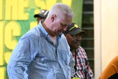 Flemming Berg, directorul sportiv de la Mamelodi Sundwons, a fost udat și bruscat de fani la finalul partidei cu Al-Hilal Omdurman / foto: X
