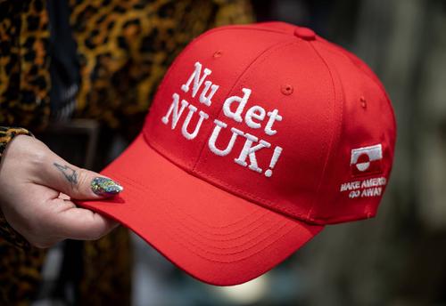 Danezii au cumpărat masiv șepci cu mesajul „Nu det Nuuk!” (Make America go away), în semn de protest față de intenția lui Donald Trump de anexare a Groenlandei la SUA / Foto: Imago