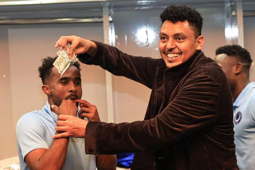 Muhammad Ibrahim Al-Aliqi, directorul sportiv al echipei Al-Hilal Omdurman, a împărțit bani jucătorilor, chiar în vestiar / foto: Facebook