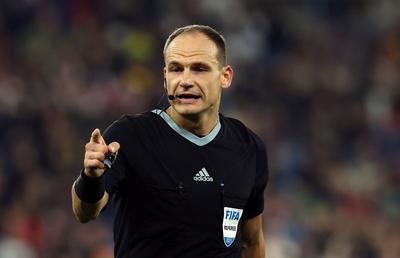 UEFA a delegat arbitrul pentru FCSB - Fenerbahce » A acordat două cartonașe roșii și 7 galbene la ultimul meci