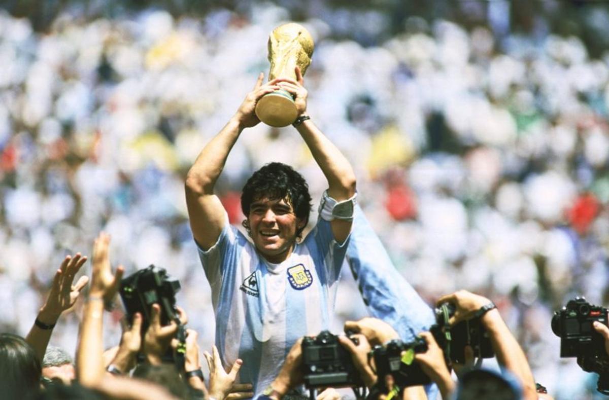 Maradona, omagiat de un fost campion din MotoGP: „El mi-a pupat mâna, eu i-am pupat piciorul! Un vrăjitor al mingii, la revedere Diego!”