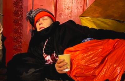 FOTO O fostă participantă la competiții internaționale de natație doarme de 4 ani într-un cimitir: „Muncesc de la 14 ani, dar acum supraviețuiesc fără vreun ban”