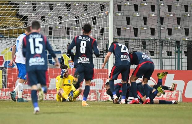CHINDIA TÂRGOVIȘTE - CRAIOVA 1-0. VIDEO+FOTO Emil Săndoi îi răpune din nou pe olteni! Prima înfrângere pentru Ouzounidis pe banca alb-albaștrilor