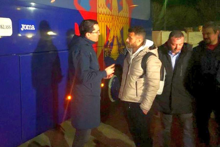 Burleanu, stând de vorbă cu Junior Moraes de la Șahtior, fostul jucător de la Bistrița Burleanu a întâmpinat la graniță 13 fotbaliști de la Dinamo Kiev și Șahtior: „Vom continua să ajutăm” + unii au plecat deja din țară