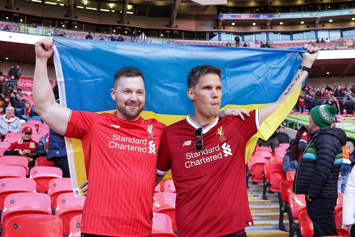 Chelsea - Liverpool, finala Cupei Ligii Angliei » Mii de steaguri ale Ucrainei pe Wembley
