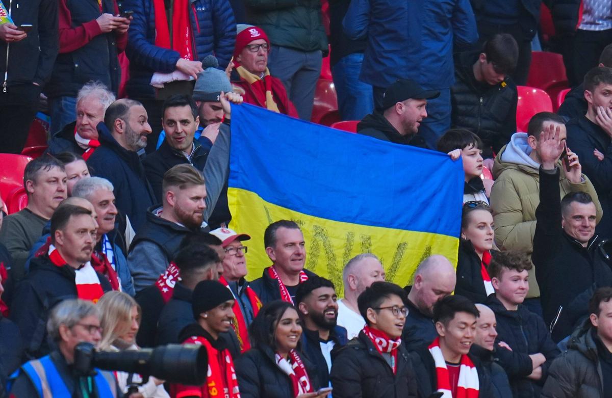 Chelsea - Liverpool, finala Cupei Ligii Angliei » Mii de steaguri ale Ucrainei pe Wembley