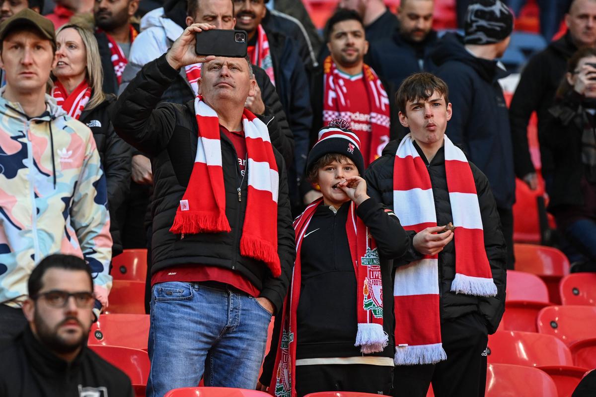 Chelsea - Liverpool, finala Cupei Ligii Angliei » Mii de steaguri ale Ucrainei pe Wembley