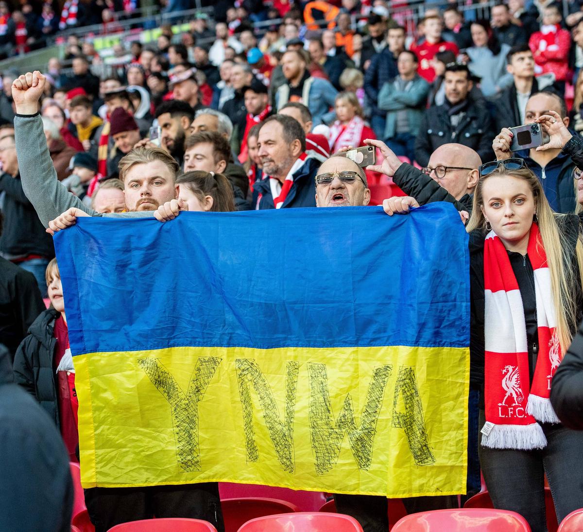 Chelsea - Liverpool, finala Cupei Ligii Angliei » Mii de steaguri ale Ucrainei pe Wembley