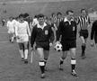 Mircea Lucescu (stânga, în spatele arbitrilor) și Paul Cazan (dreapta) într-un meci Sportul - Corvinul din 1979 (foto: arhiva GSP)