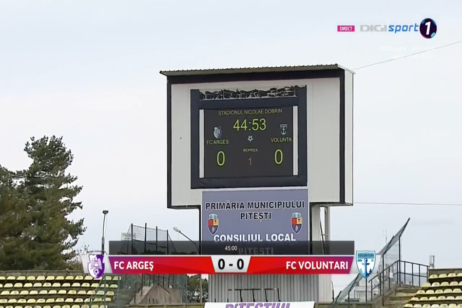 Foto: Tabela stadionului din Pitești în momentul în care Sebastian Colțescu a fluierat finalul primei reprize // Sursa: DigiSport Moment ciudat în Liga 1 » Sebastian Colțescu, acuzat că a fluierat mai devreme finalul primei reprize