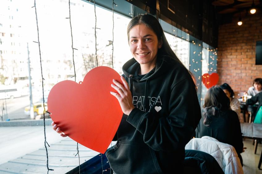 Andreea Mitu cu o inimă mare, cât dragostea pentru fiul ei, Adam. FOTO: Raed Krishan (GSP)