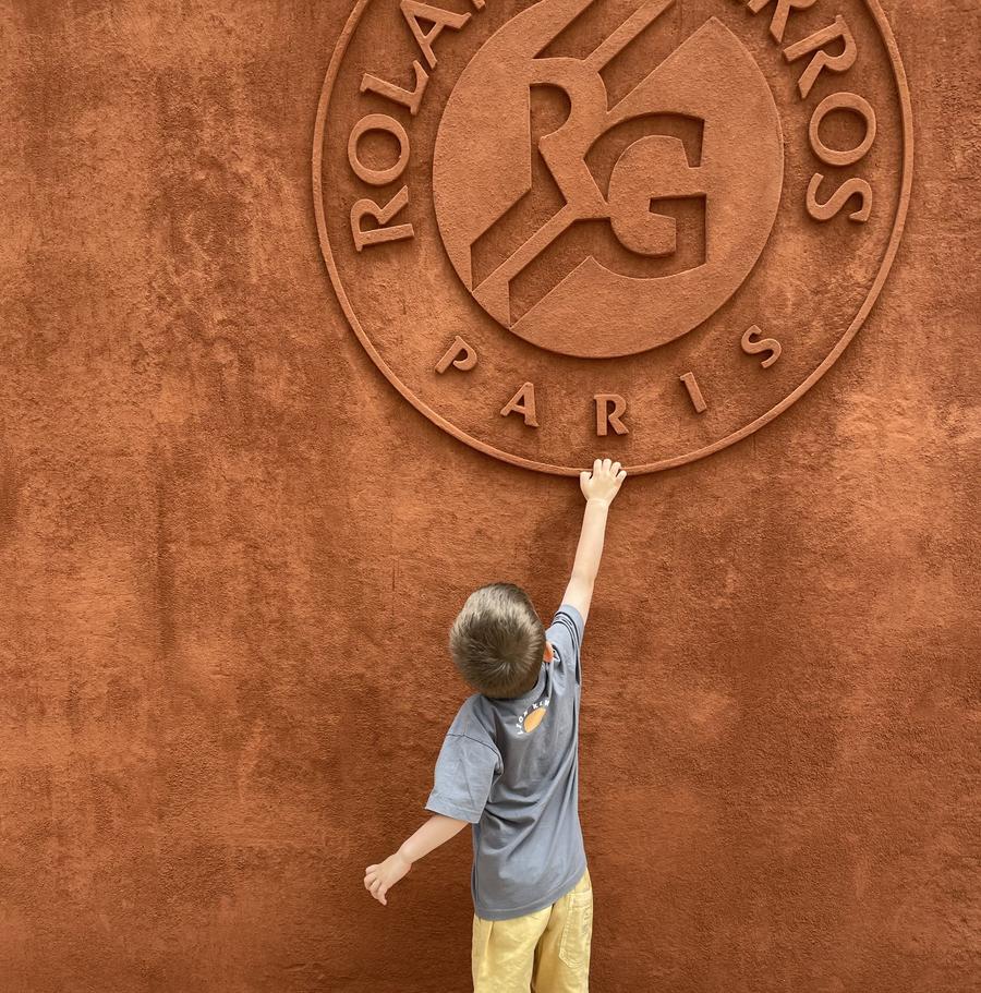 Adam e atras de zidul de zgură de la Roland Garros Andreea Mitu și aventura pe care o trăiește alături de Adam, fiul pasionat de robotică: „L-am luat peste tot, la două săptămâni era cu mine pe teren”