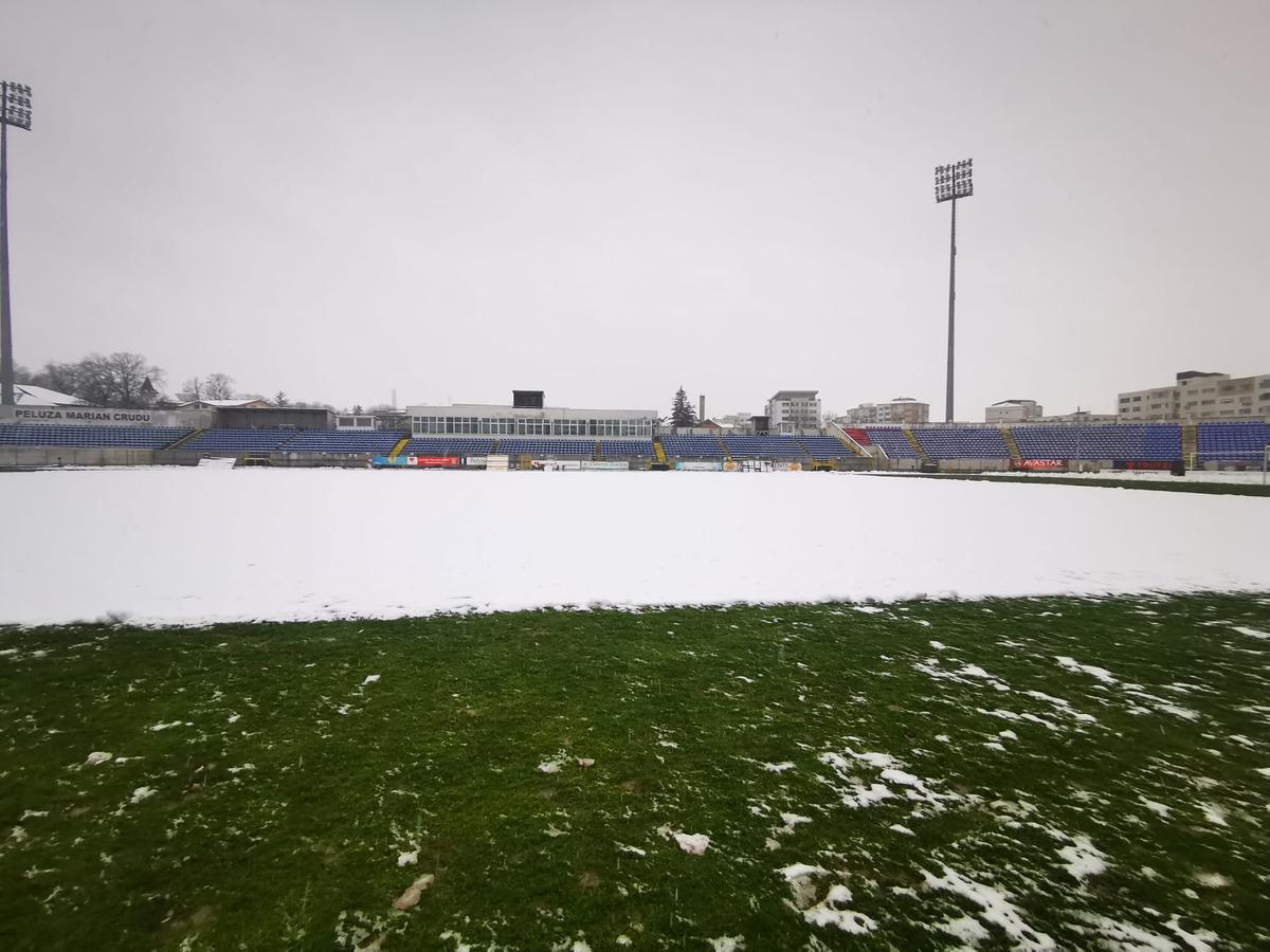 Stadionul de la Botoșani, acoperit de zăpada