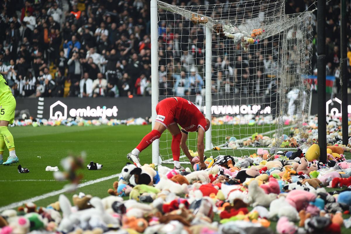 Alexandru Maxim, cu ochii în lacrimi pe stadion, la Istanbul. Meciul lui Beșiktaș a fost întrerupt pentru un moment emoționant