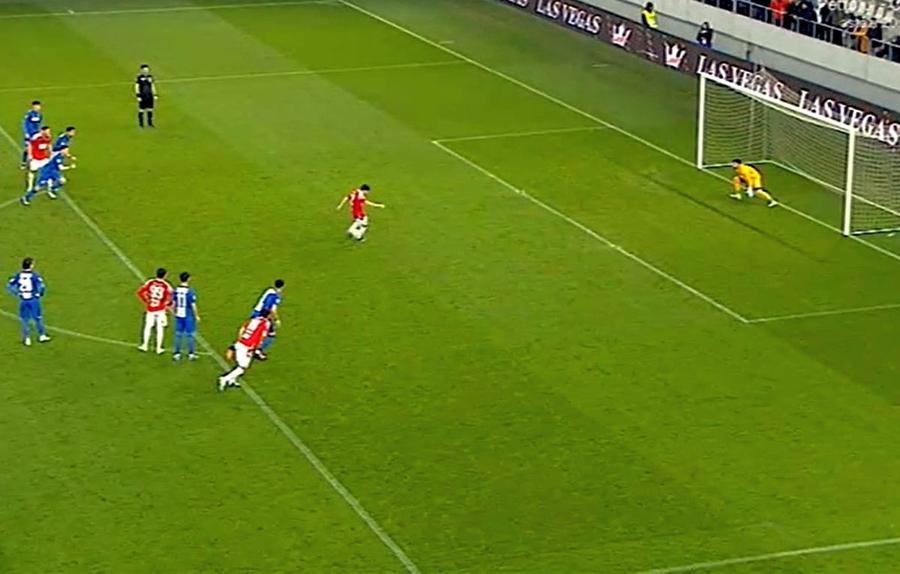 Penalty repetat la meciul lui Dinamo cu Unirea Constanța, după o fază confuză » Jucătorul lui Burcă și-a aruncat vorbe grele cu portarul advers