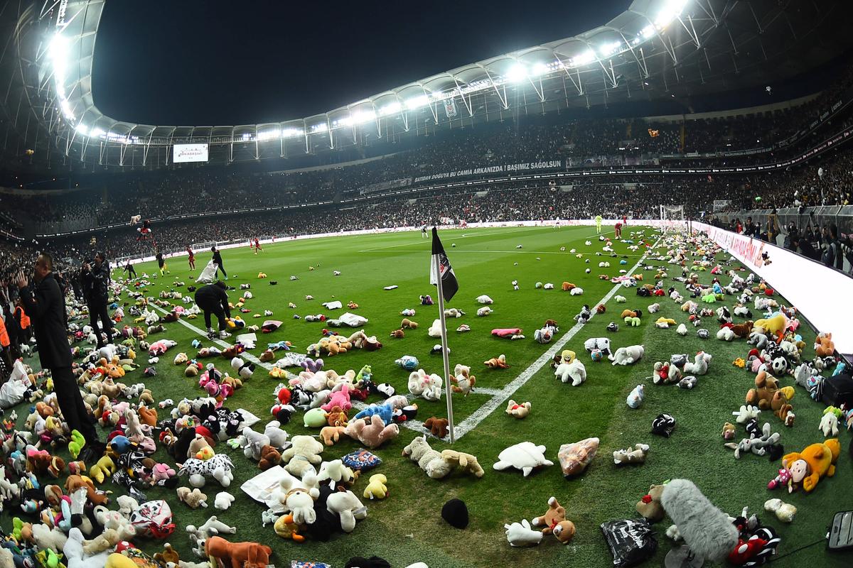 Alexandru Maxim, cu ochii în lacrimi pe stadion, la Istanbul. Meciul lui Beșiktaș a fost întrerupt pentru un moment emoționant