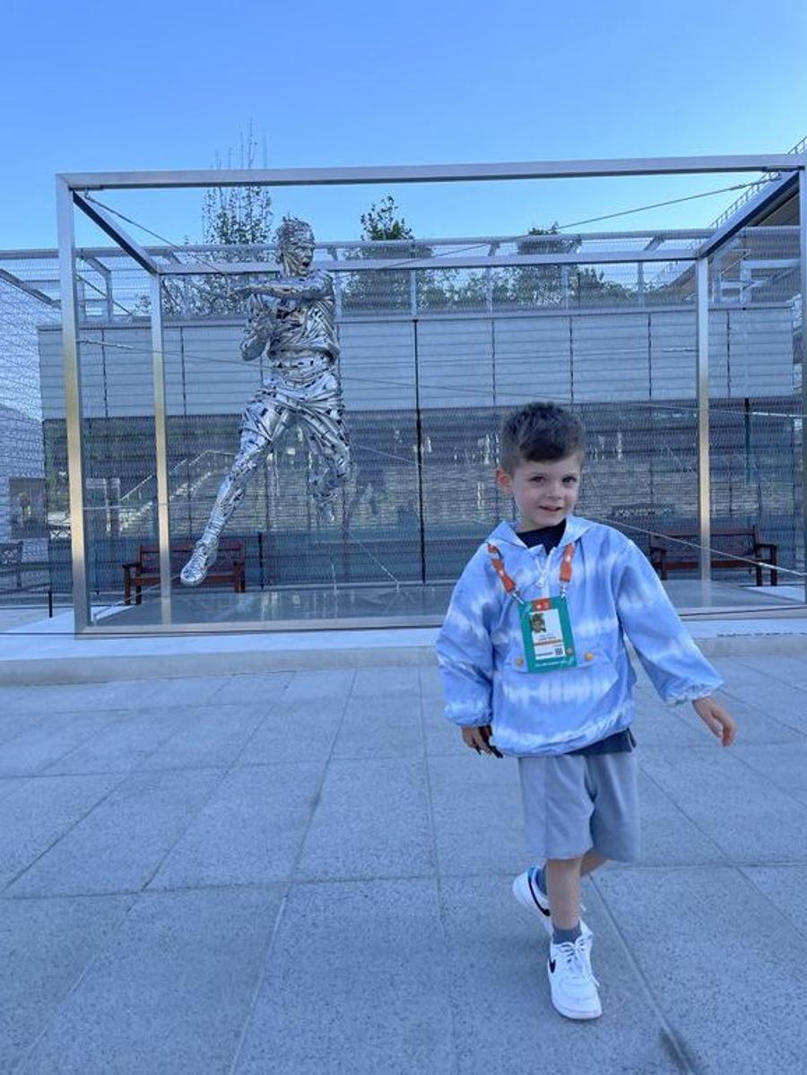 În complexul parizian, cu acreditare și statuia lui Rafa Nadal în spate Andreea Mitu și aventura pe care o trăiește alături de Adam, fiul pasionat de robotică: „L-am luat peste tot, la două săptămâni era cu mine pe teren”