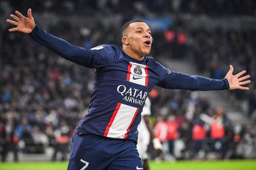 Kylian Mbappe (24 de ani), atacantul campioanei Franței, PSG, a devenit, duminică seară, grație „dublei” marcate în derby-ul cu Olympique Marseille, cel mai bun marcator din istoria clubului din capitala Franței, cu 200 de goluri. 
Foto. Imago