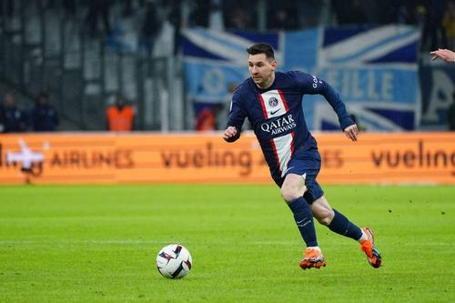 Lionel Messi (35 de ani), extrema dreapta argentiniană a campioanei Franței, PSG, a bifat, duminică seară, datorită golului marcat în derby-ul cu Olympique Marseille, câștigat de parizieni cu scorul de 3-0, o bornă istorică. 
Foto: Imago