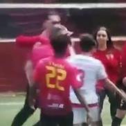 Imagini reprobabile la un meci de tineret! Un minor a intervenit pentru a-și opri tatăl care a lovit un jucător