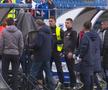 Au apărut imaginile cu scandal de la pauză din FCU Craiova - Poli Iași: Leo Grozavu s-a dus peste arbitri și a fost oprit doar de forțele de ordine! Ce i-a făcut „centralului” + reacția acestuia